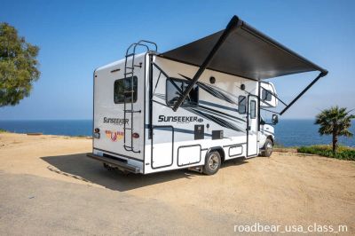 Heckansicht mit Markise des Roadbear USA Class M (C) 23-25ft, Saison 25/26