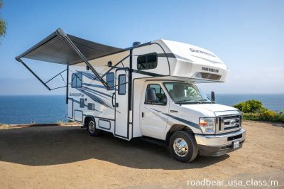 Seitenansicht mit Markise des Roadbear USA Class M (C) 23-25ft, Saison 25/26
