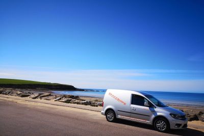 Die Küste erkunden mit dem VW Camper Car von Spaceships Schottland