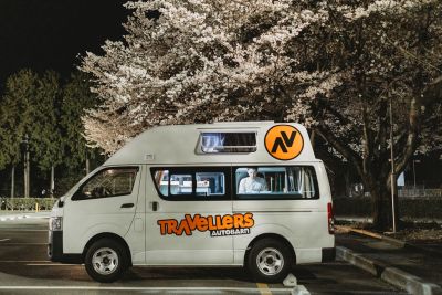 Abends im Kuga Camper in Japan von Travellers Autobarn