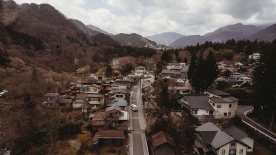Erkunden Sie Dörfer in Japan mit dem Kuga von Travellers Autobarn