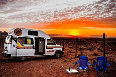 Den Sonnenuntergang genießen mit dem Hitop Camper von Travellers Autobarn USA