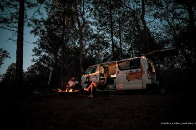 Travellers Autobarn Chubby Camper Australien bei Nacht